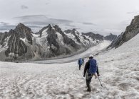 Francia, Chamonix, Grands Montets, grupo de montañistas trekking en invierno - foto de stock