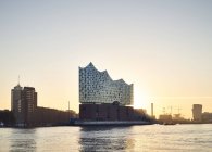 Alemania, Hamburgo, vista al Salón Filarmónico del Elba al atardecer - foto de stock