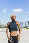 Соединенные Штаты Америки, New York City, Brooklyn, young woman enjoying the sunshine — стоковое фото