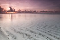 Île tropicale avec plage de sable — Photo de stock