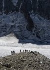 França, Chamonix, Geleira Argentiere, grupo de montanhistas caminhadas no inverno — Fotografia de Stock