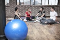 Gruppo di persone in classe di yoga studio — Foto stock