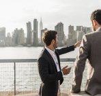 Homens de negócios discutindo em East River, Nova York, EUA — Fotografia de Stock