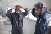 Робітниця заводу в вантажівки виробляти коригування Респіратори — стокове фото