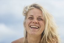 Ritratto di giovane donna felice con sabbia in faccia — Foto stock