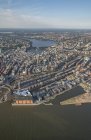 Gebäude und Fluss in Hamburg — Stockfoto
