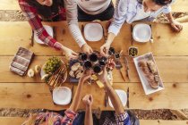 Amigos clinking copos na mesa ao ar livre com vinho tinto e lanches frios — Fotografia de Stock