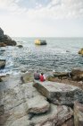 Großvater und Enkel angeln gemeinsam auf Felsen auf See — Stockfoto