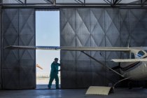 Porta de hangar de abertura mecânica — Fotografia de Stock