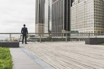 Manager in Manhattan looking at skyscrapers, New York City, USA — Stock Photo