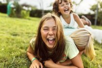 Tre bambine che si divertono all'aperto — Foto stock