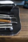 Перукарські інструменти в перукарні на столі — стокове фото
