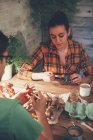 Young couple painting animal figurines with paint — Stock Photo