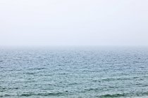 Вид на море с спокойной голубой водой — стоковое фото