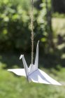 Журавли Оригами в саду на размытом фоне на открытом воздухе — стоковое фото