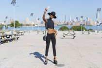 США, Нью-Йорк, Бруклін, стильний африканських молода жінка бере на selfie — стокове фото