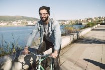 Casual young man riding fixie bike, Ferrol, Galizia, Spagna — Foto stock