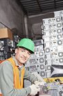 Arbeiter in Computer-Recyclinganlage öffnet PC-Gehäuse — Stockfoto