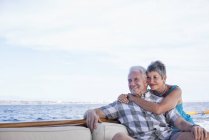Couple souriant en excursion en bateau regardant la vue — Photo de stock