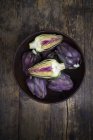 Cuenco de alcachofas orgánicas púrpuras - foto de stock
