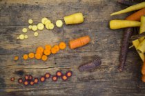 Carote fresche parzialmente affettate — Foto stock