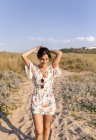 Porträt einer jungen Frau am Strand bei Sonnenuntergang — Stockfoto