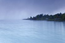 Австрия, Каринтия, лодочные домики в тумане на озере Вайсензее — стоковое фото