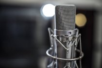 Microfono in studio di registrazione, primo piano — Foto stock