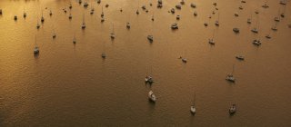 Переглянути пришвартований парусні човни на заході сонця, видно з вище — стокове фото