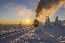 Germania, Sassonia-Anhalt, Harz National Park, Brocken Railway al tramonto in inverno — Foto stock