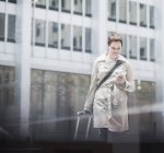 Businesswoman on the go with cell phone in Manhattan, New York City, USA — Stock Photo