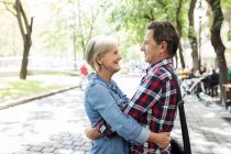 Feliz linda pareja de ancianos abrazándose en el parque - foto de stock