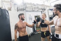 Sportler machen Trainingspause im Boxclub — Stockfoto