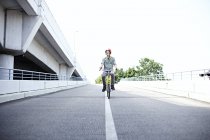 Teenager fährt Fahrrad — Stockfoto