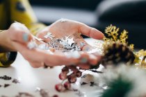 Frauenhände halten Weihnachtsdekoration — Stockfoto