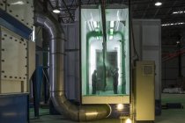Робітниця заводу у виробництві промислових вантажівка — стокове фото