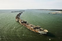 США, аэрофотосъемка затонувших кораблей, образующих переборку вдоль восточного побережья Вирджинии на берегу Чесапикского залива — стоковое фото