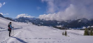 Áustria, Kleinwalsertal, mulher em rota alta no inverno — Fotografia de Stock