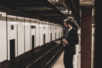 Бизнесмена ждут на станции метро — стоковое фото