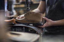 Sapateiro trabalhando no sapato na oficina, close-up — Fotografia de Stock