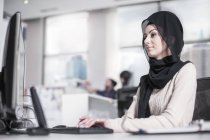Femme portant le hijab au poste de travail dans le bureau de la ville — Photo de stock
