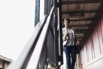 Reife Frau nutzt Smartphone am Bahnhof — Stockfoto