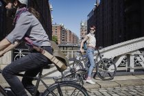 Retrato recortado de casal de ciclistas na ponte — Fotografia de Stock