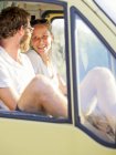 Happy couple traveling in a camper in sunshine — Stock Photo