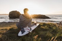 Жінка з дощок для серфінгу в Finistere Бріттані півострова Crozon Франції — стокове фото