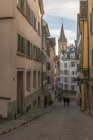 Швейцарія, Цюріх, Pfalzgasse з церквою Санкт-Пітерс на тлі — стокове фото