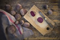 Whole and halved beetroots — Stock Photo