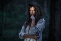 Retrato de mujer joven en el bosque - foto de stock