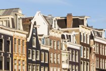 Vista de casas antiguas en la calle durante el día, Holanda - foto de stock