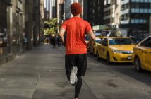 USA, New York City, Mann läuft in Manhattan — Stockfoto